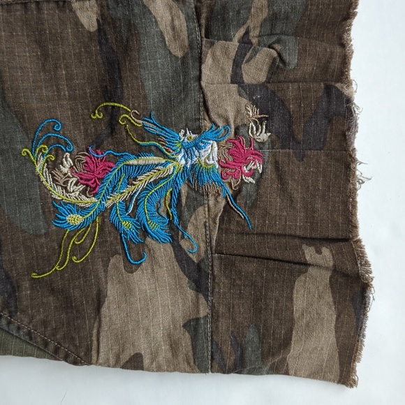 Zoey Beth Embroidered Camo Frayed Hem Pleated Grommet Mini Skirt M Green Y2K - Picture 6 of 16